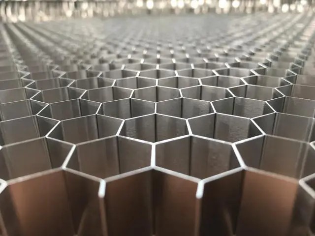 鋁蜂窩板，讓現(xiàn)代建筑更具科技感！-吉祥裝飾