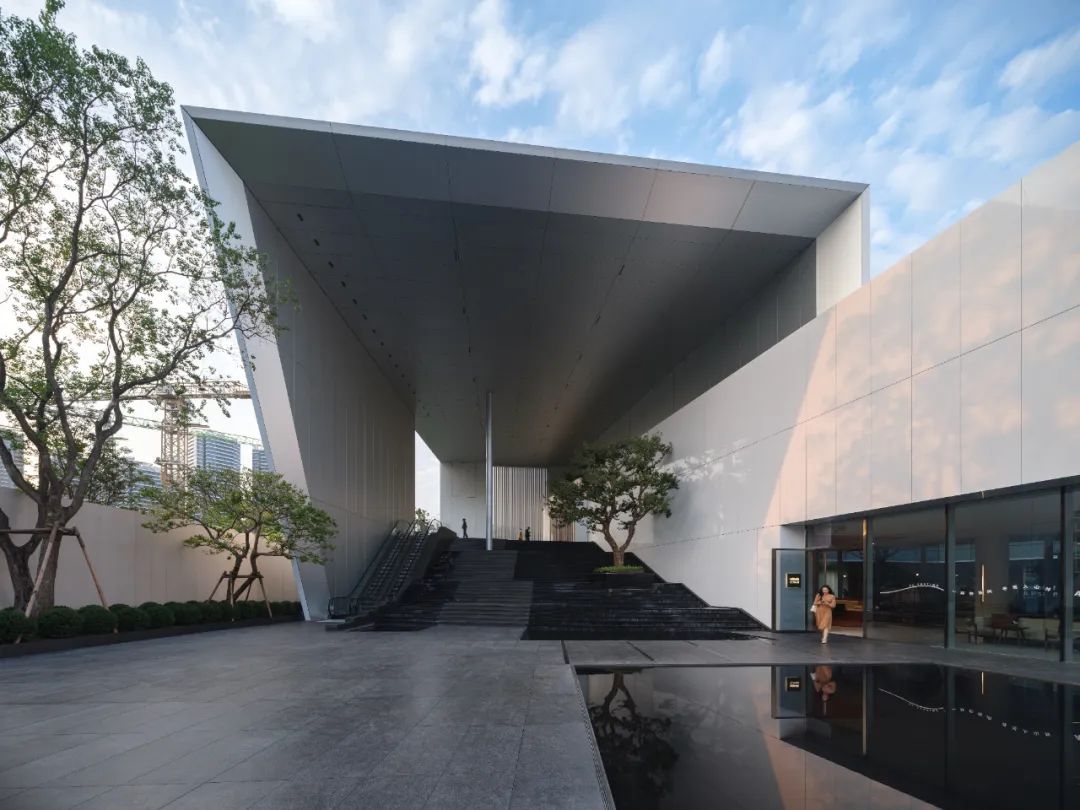 公園中的美術(shù)館：超白玻璃+鋁板的外立面設(shè)計(jì)，簡(jiǎn)潔的美感。